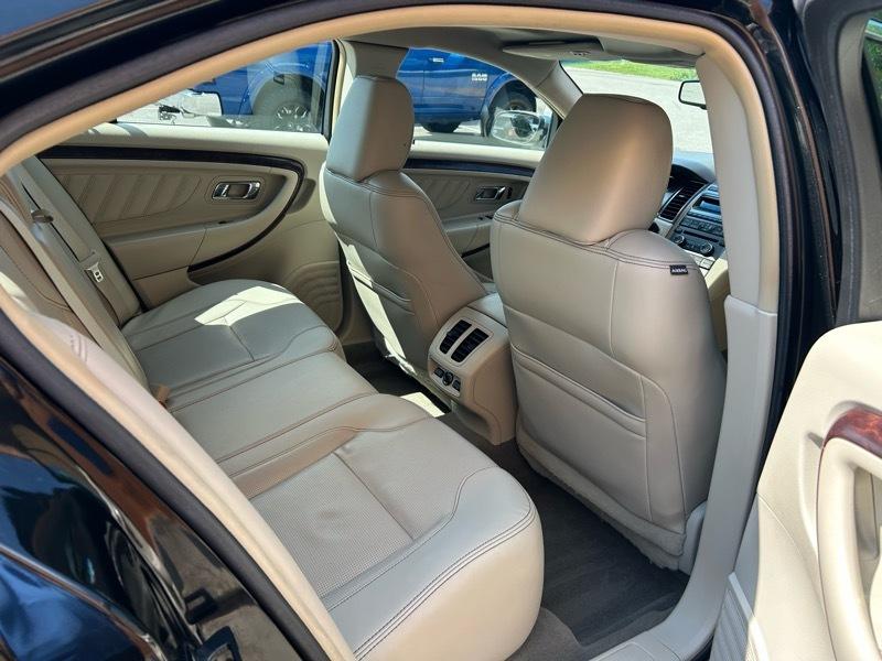 Ford Taurus Limited FWD 2010