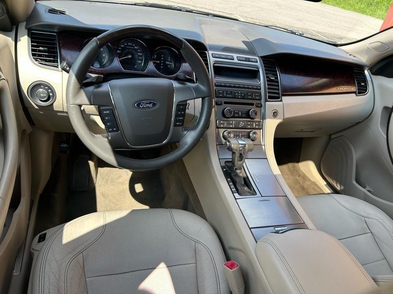 Ford Taurus Limited FWD 2010