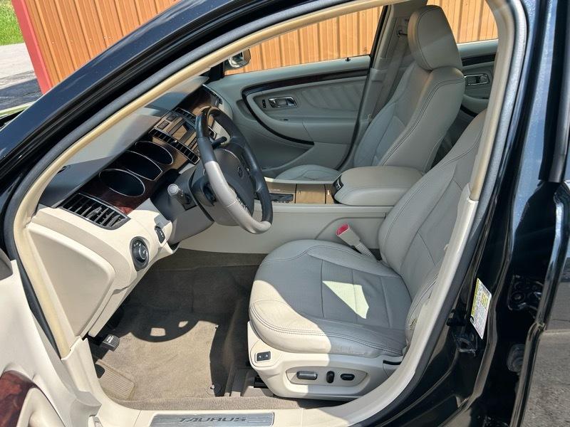 Ford Taurus Limited FWD 2010