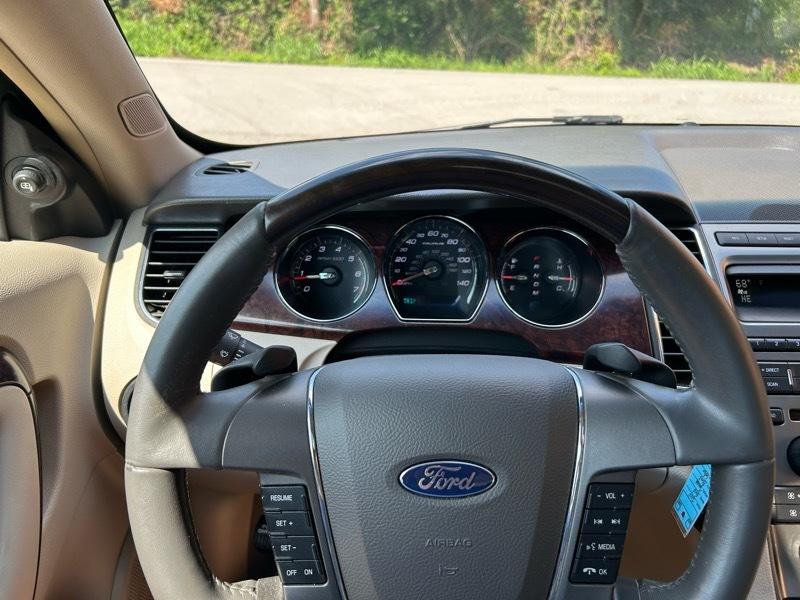 Ford Taurus Limited FWD 2010