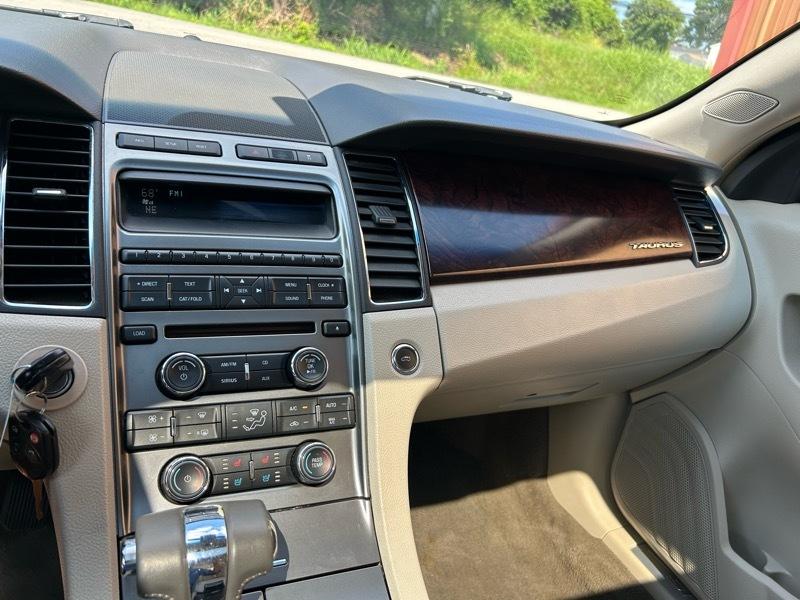 Ford Taurus Limited FWD 2010