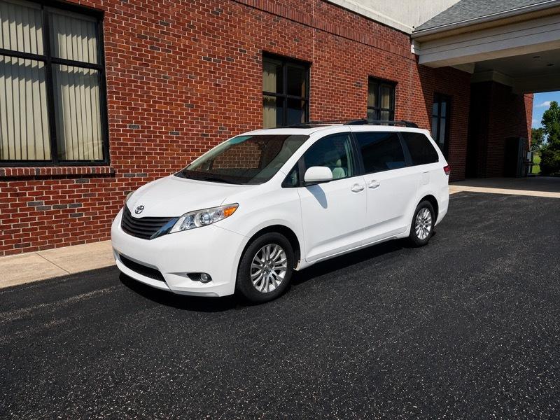Toyota Sienna XLE FWD 8-Passenger V6 2013