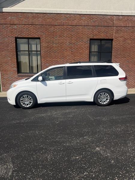 Toyota Sienna XLE FWD 8-Passenger V6 2013