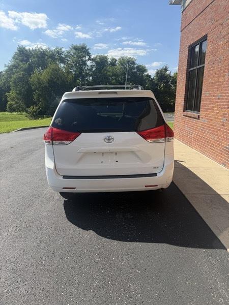 Toyota Sienna XLE FWD 8-Passenger V6 2013