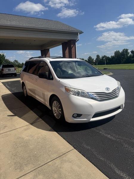 Toyota Sienna XLE FWD 8-Passenger V6 2013