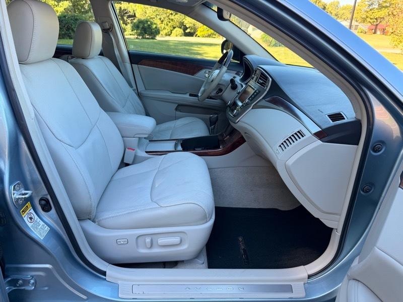 Toyota Avalon  2011