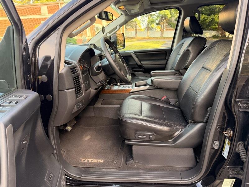 Nissan Titan SV Crew Cab 4WD 2012