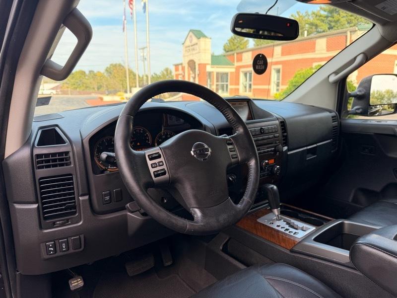 Nissan Titan SV Crew Cab 4WD 2012