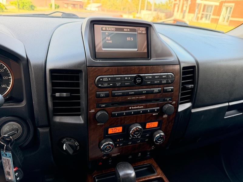 Nissan Titan SV Crew Cab 4WD 2012