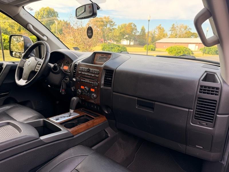 Nissan Titan SV Crew Cab 4WD 2012