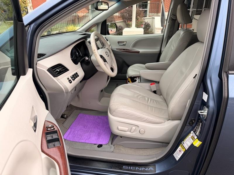 Toyota Sienna XLE FWD 8-Passenger V6 2014