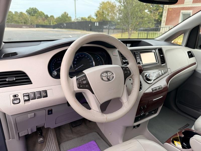 Toyota Sienna XLE FWD 8-Passenger V6 2014