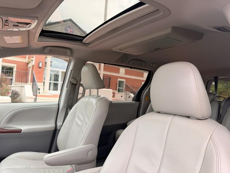 Toyota Sienna XLE FWD 8-Passenger V6 2014