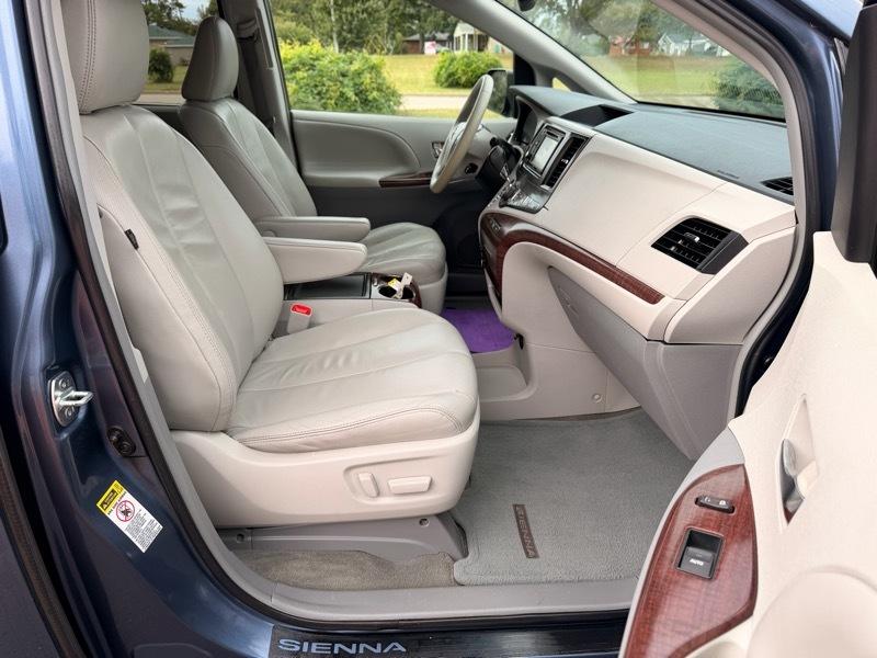 Toyota Sienna XLE FWD 8-Passenger V6 2014