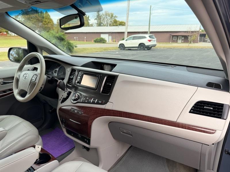 Toyota Sienna XLE FWD 8-Passenger V6 2014