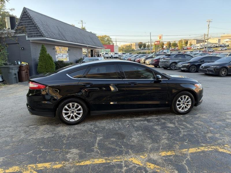 Ford Fusion S 2016