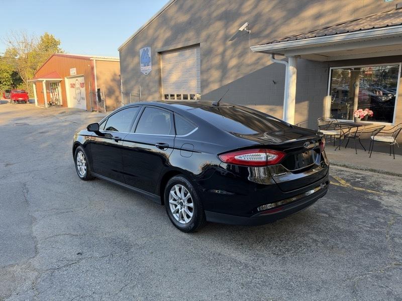 Ford Fusion S 2016