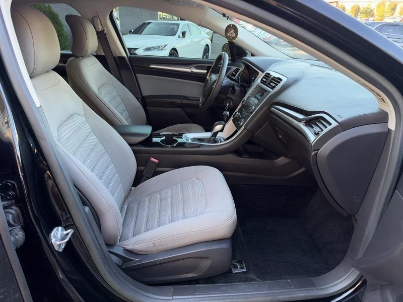 Ford Fusion S 2016