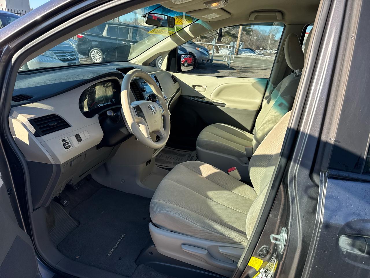 Toyota Sienna FWD 7-Passenger V6 2012