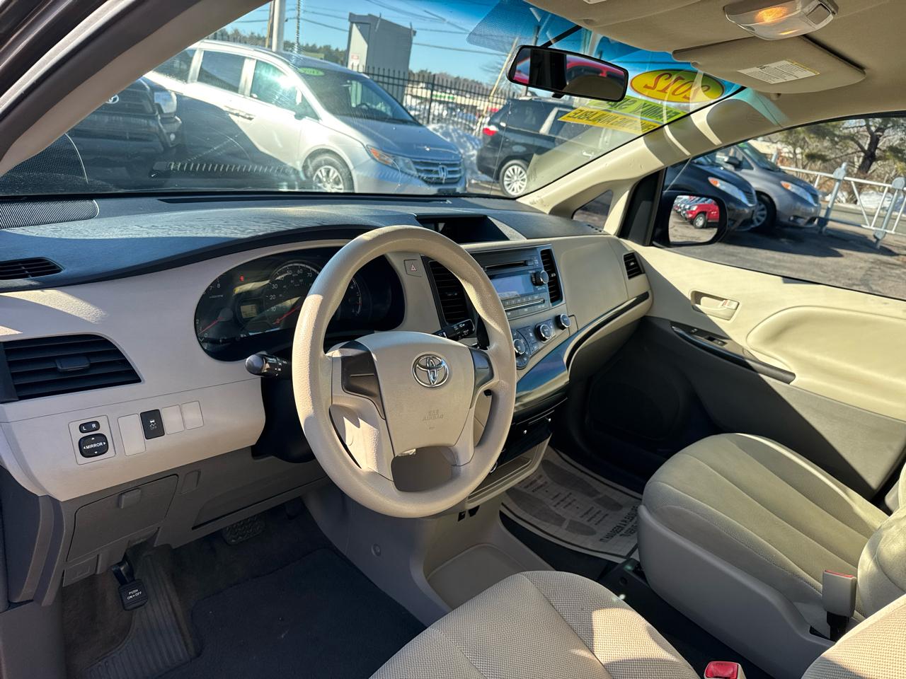 Toyota Sienna FWD 7-Passenger V6 2012