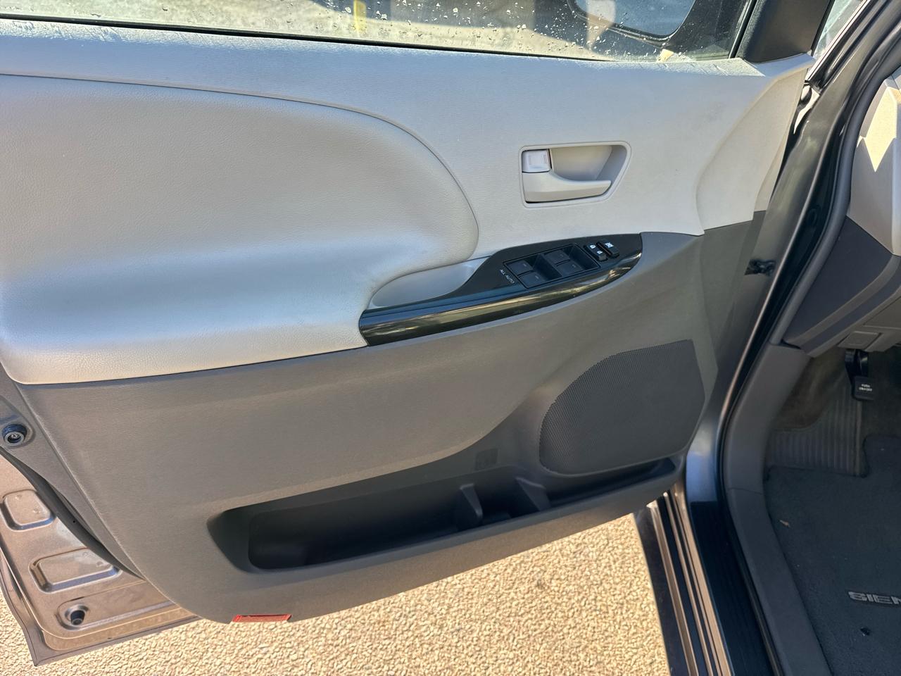 Toyota Sienna FWD 7-Passenger V6 2012