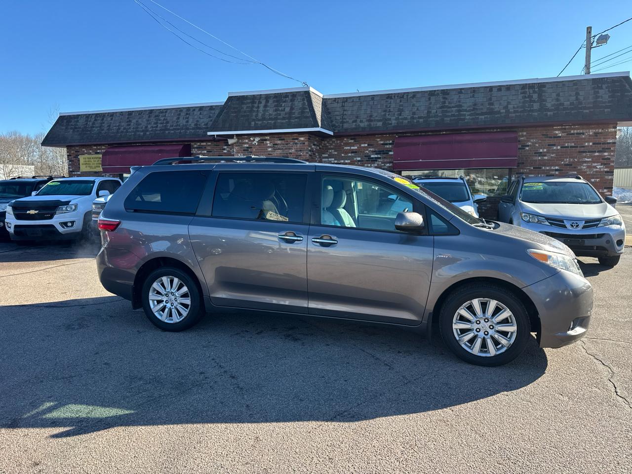 Toyota Sienna XLE 7-Passenger AWD 2017