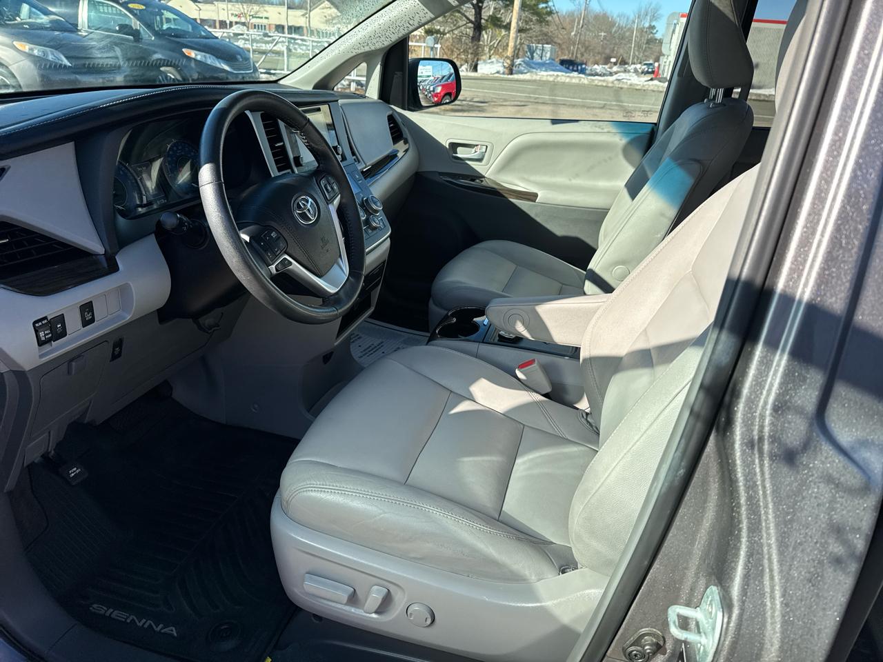 Toyota Sienna XLE 7-Passenger AWD 2017