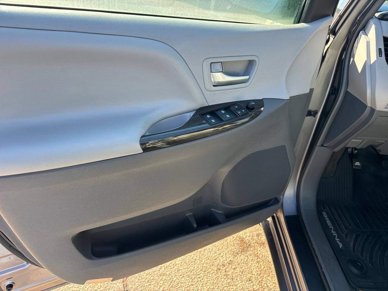 Toyota Sienna XLE 7-Passenger AWD 2017