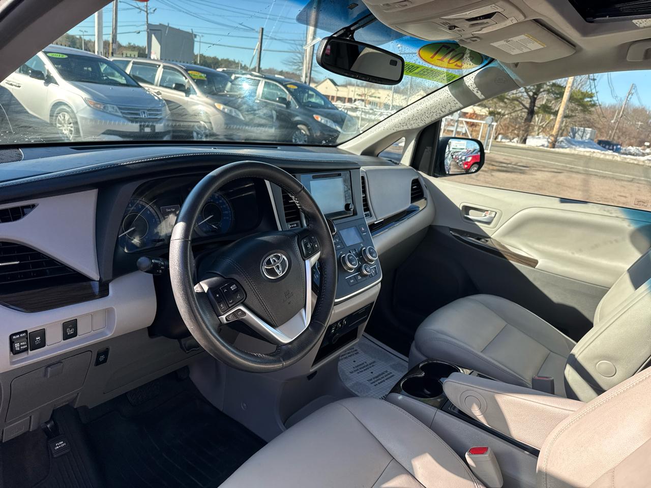 Toyota Sienna XLE 7-Passenger AWD 2017