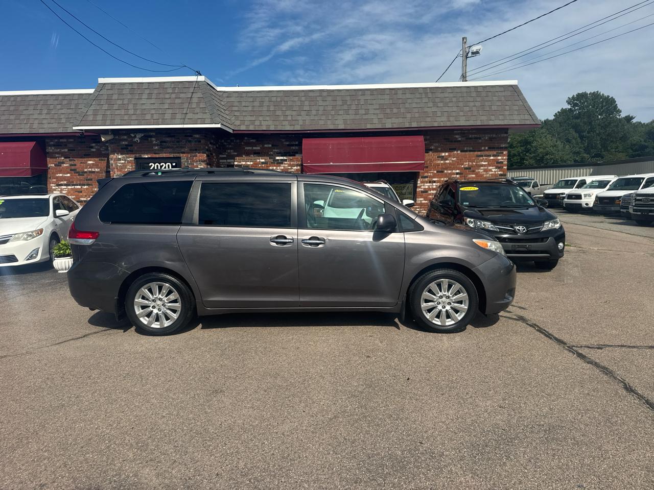 Toyota Sienna 5dr 7-Pass Van Ltd AWD (Natl) 2011