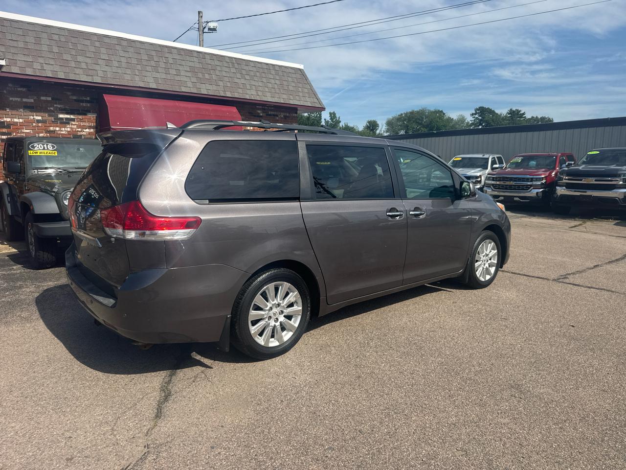 Toyota Sienna 5dr 7-Pass Van Ltd AWD (Natl) 2011