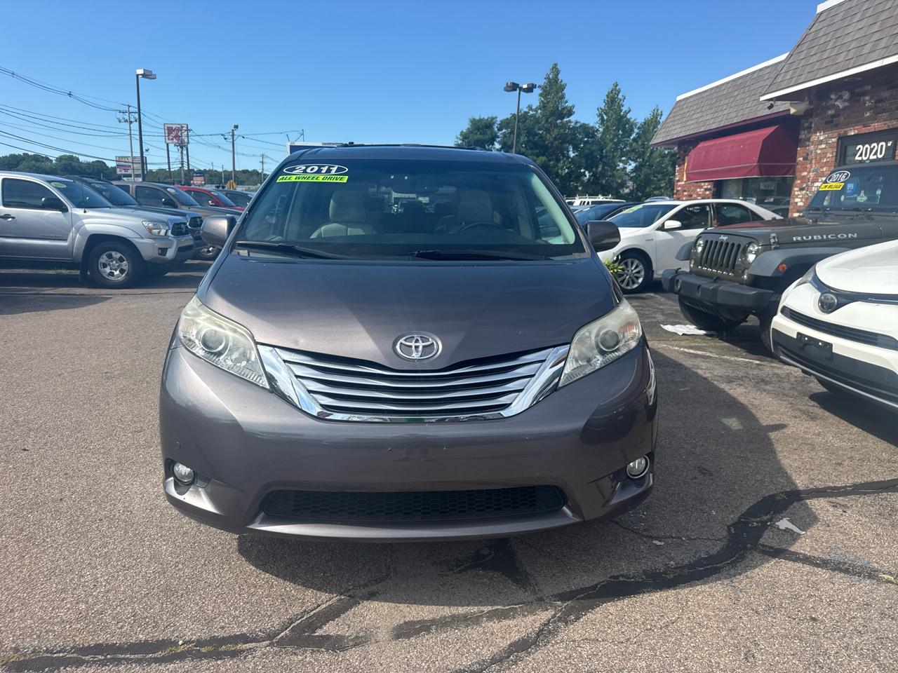 Toyota Sienna 5dr 7-Pass Van Ltd AWD (Natl) 2011