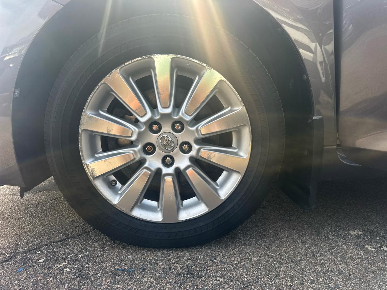 Toyota Sienna 5dr 7-Pass Van Ltd AWD (Natl) 2011