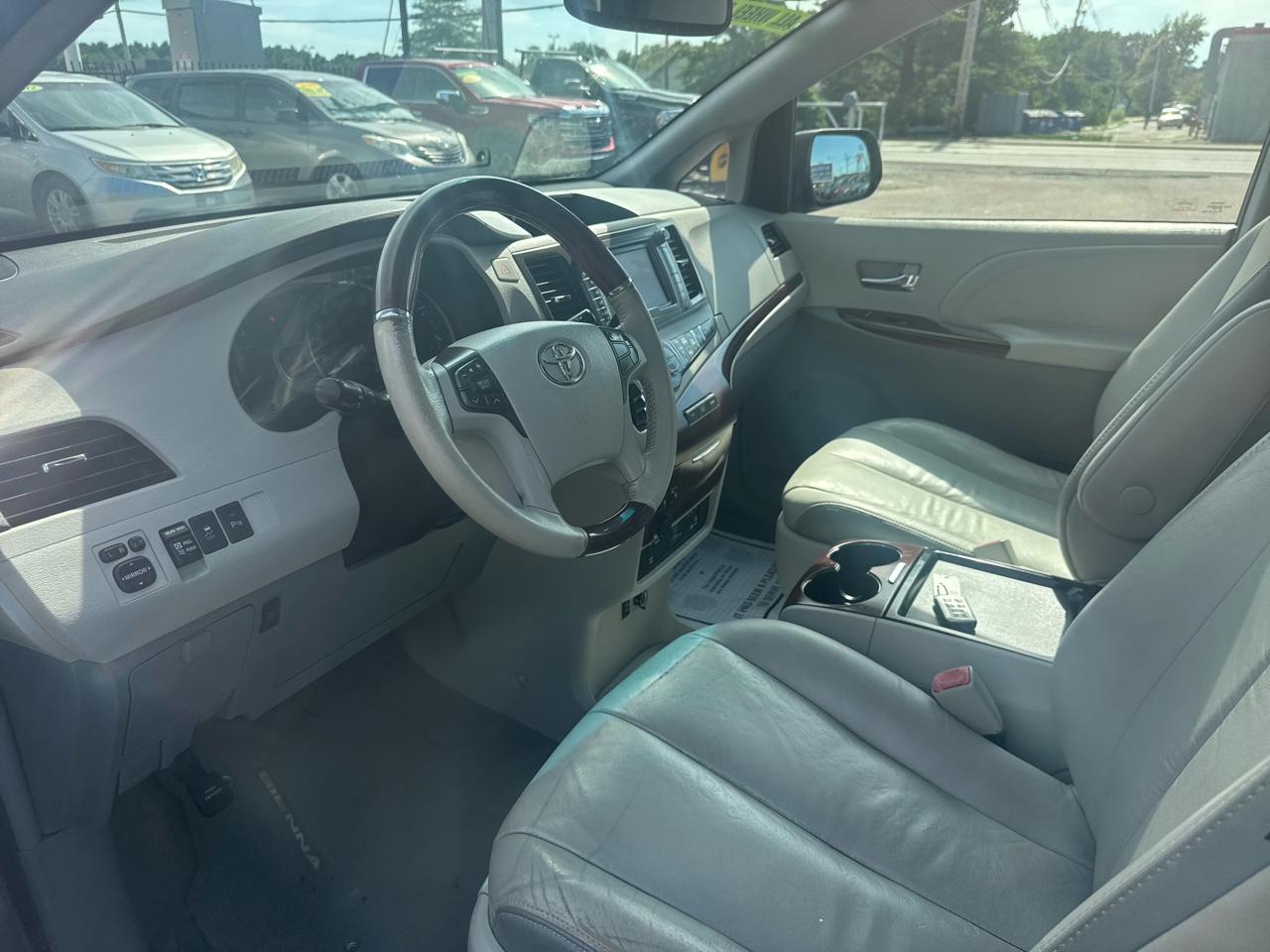 Toyota Sienna 5dr 7-Pass Van Ltd AWD (Natl) 2011