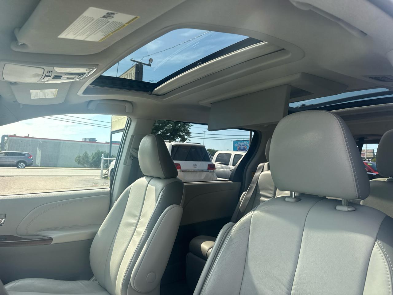 Toyota Sienna 5dr 7-Pass Van Ltd AWD (Natl) 2011