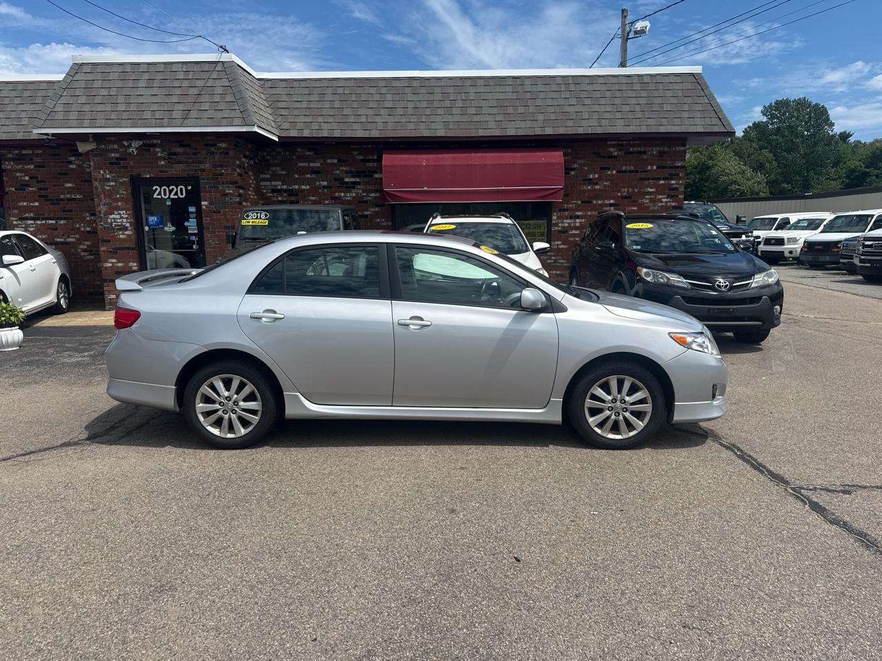 Toyota Corolla Base 5-Speed MT 2010