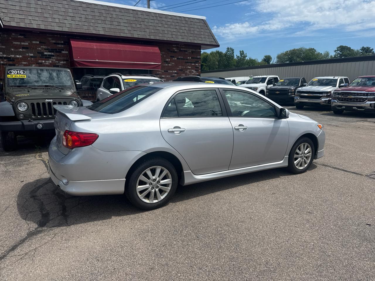 Toyota Corolla Base 5-Speed MT 2010