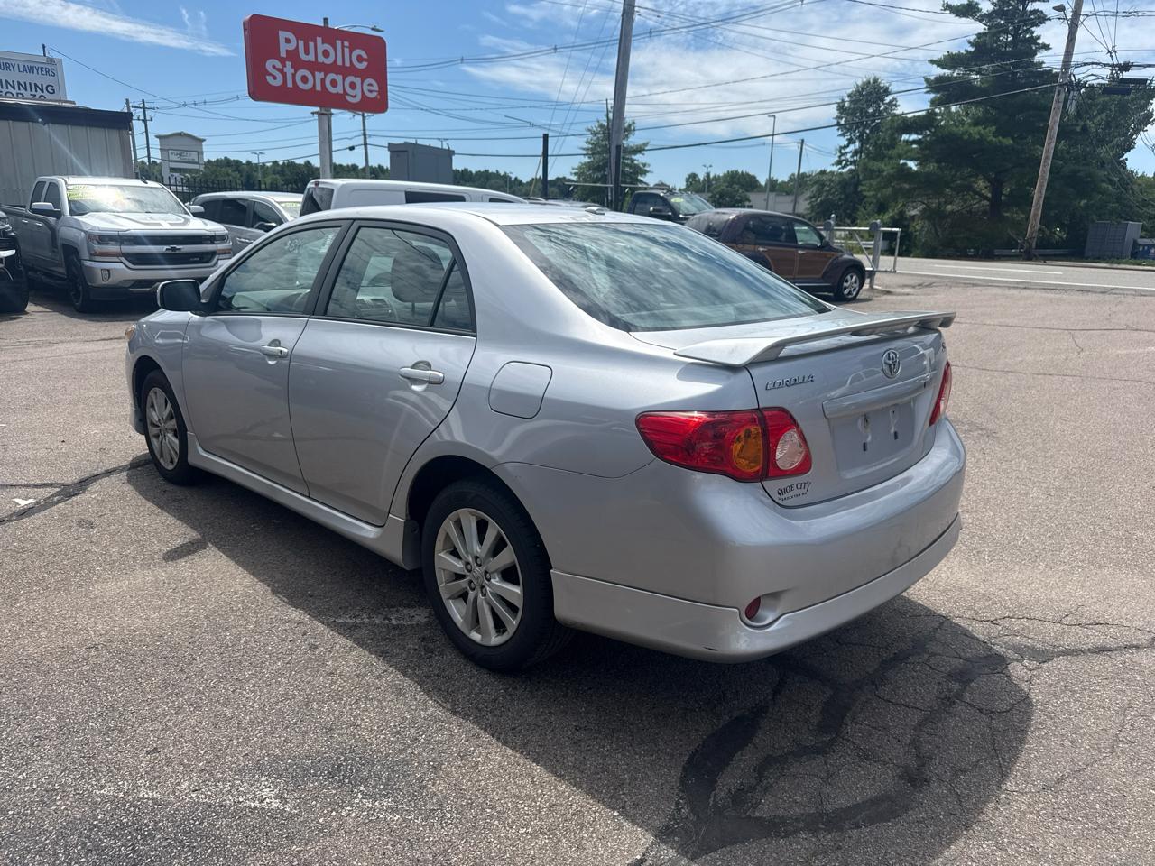 Toyota Corolla Base 5-Speed MT 2010