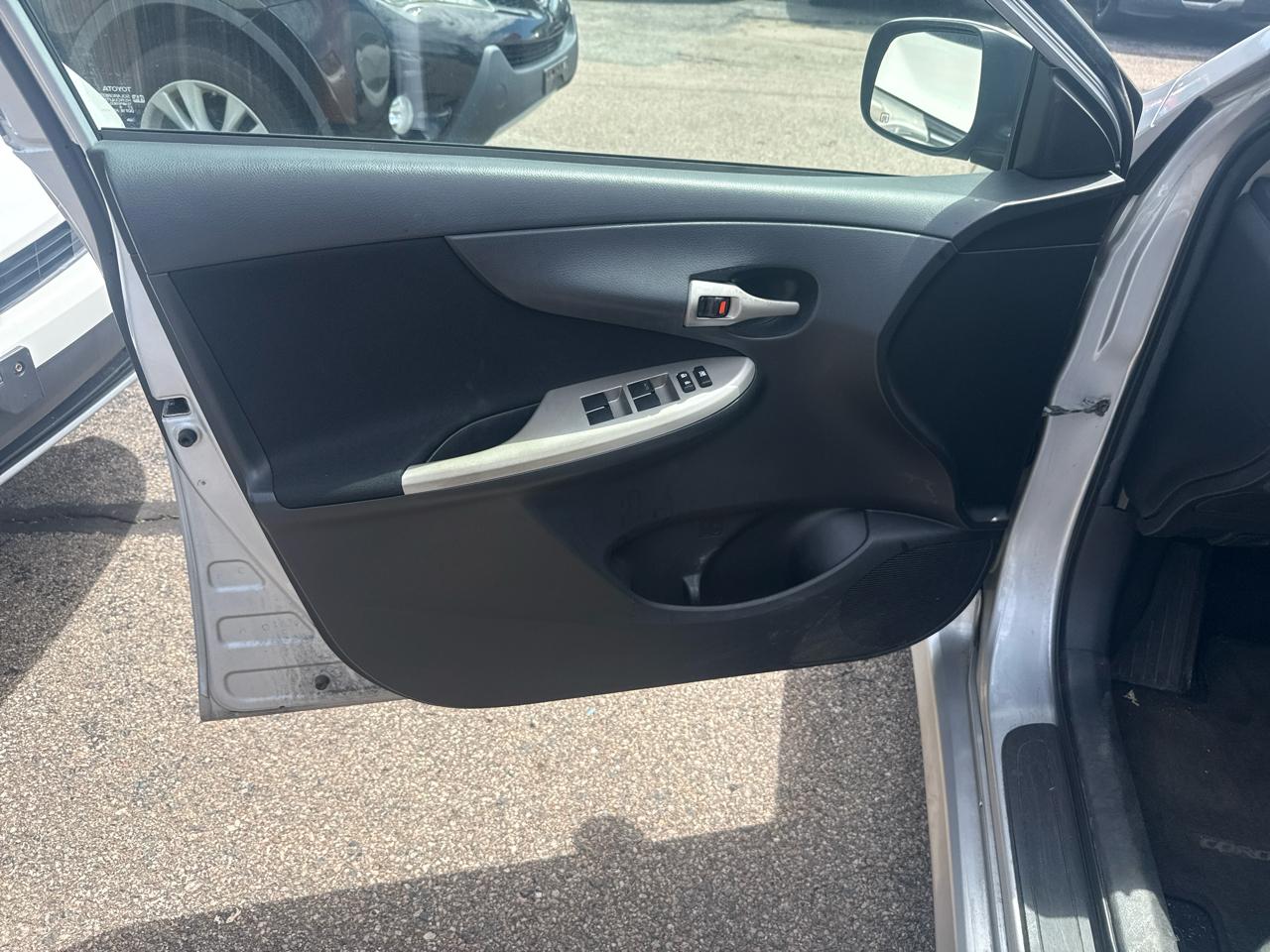 Toyota Corolla Base 5-Speed MT 2010