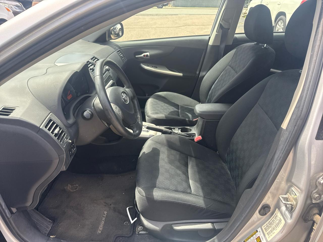 Toyota Corolla Base 5-Speed MT 2010