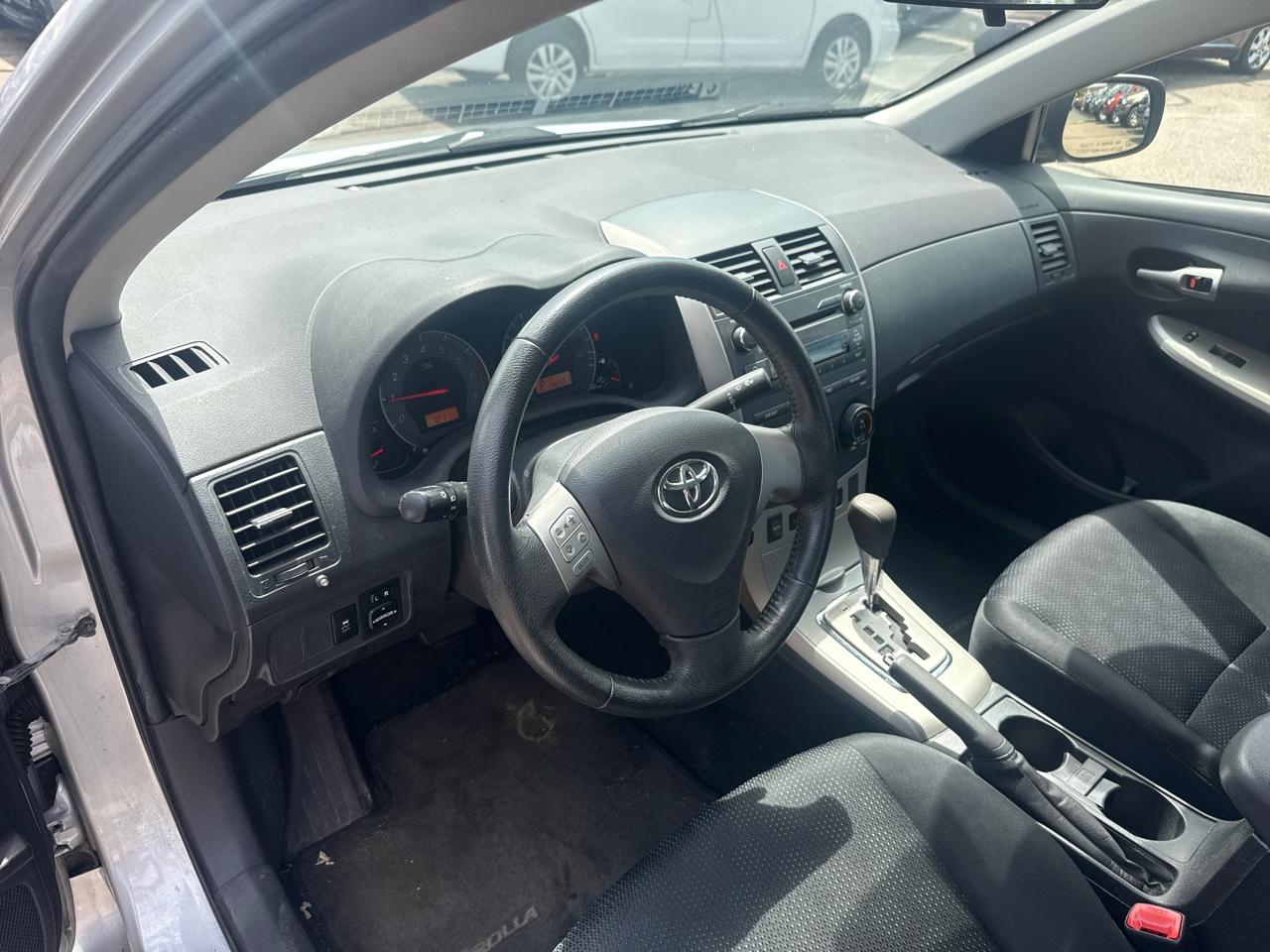 Toyota Corolla Base 5-Speed MT 2010