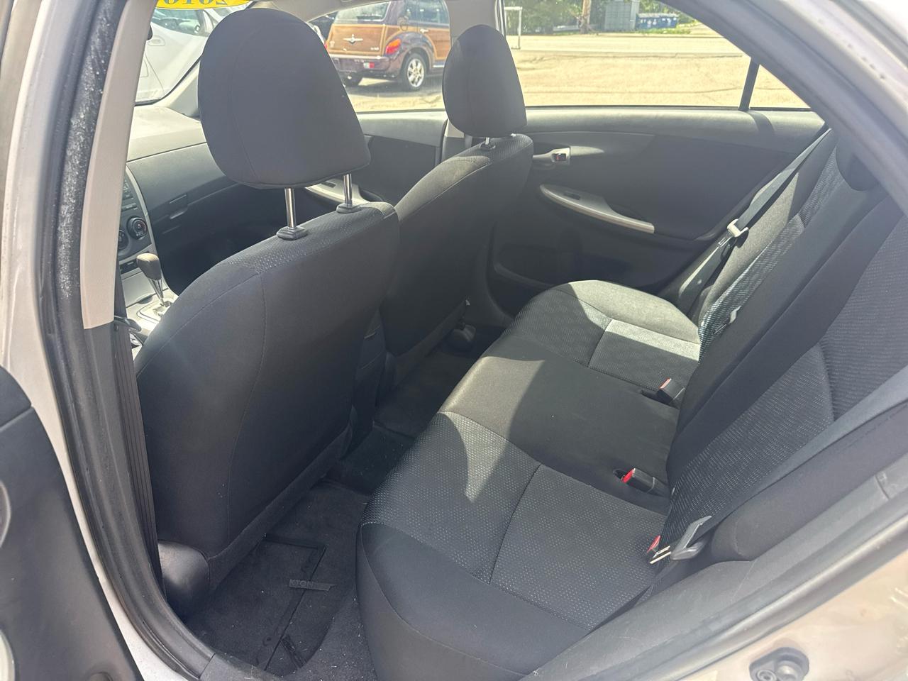 Toyota Corolla Base 5-Speed MT 2010