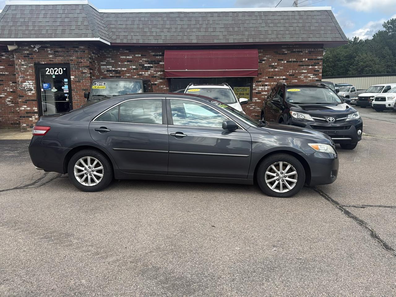 Toyota Camry XLE V6 6-Spd AT 2011