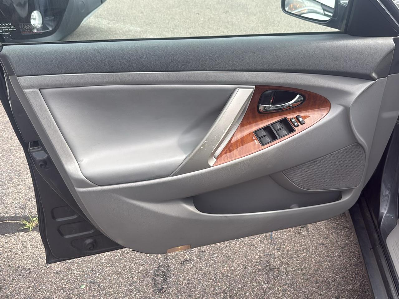 Toyota Camry XLE V6 6-Spd AT 2011