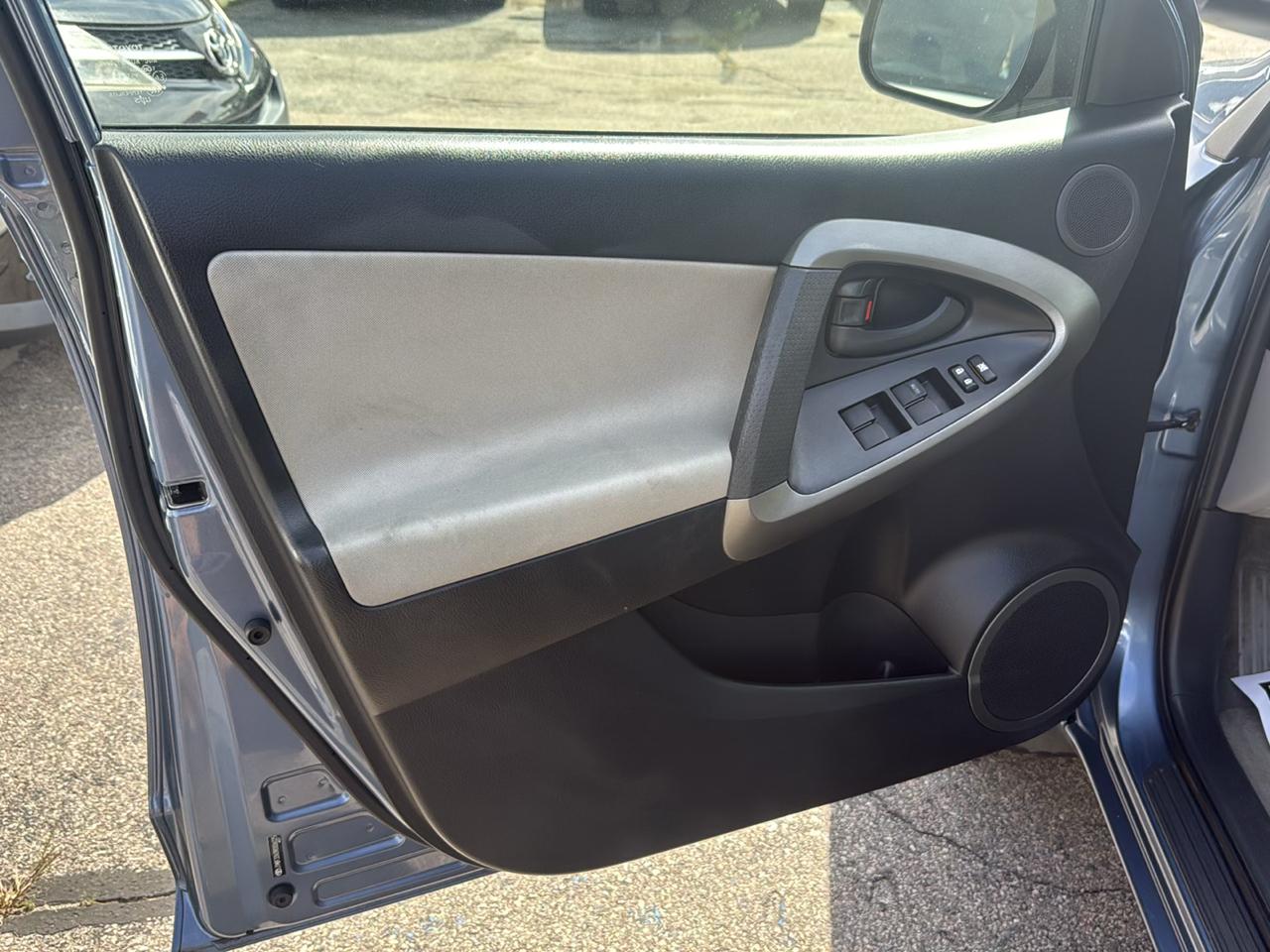 Toyota RAV4 Base I4 4WD 2009
