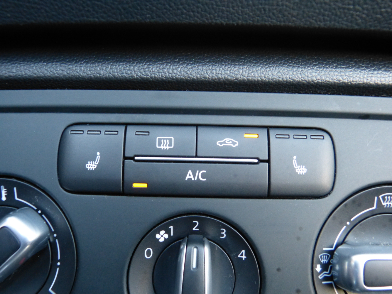 Volkswagen Beetle 2.0T Turbo Convertible 2013 Volkswagen Beetle 2.0T Turbo Convertible 2013