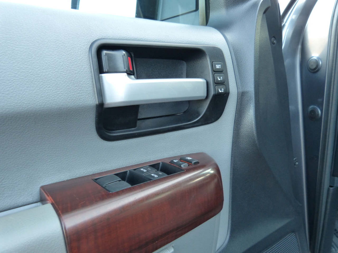 Toyota Sequoia Plantium 2WD 2014 Toyota Sequoia Plantium 2WD 2014