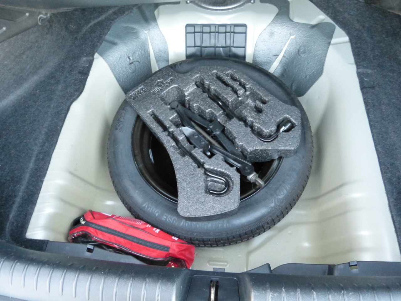 Honda Civic LX Sedan 5-Speed AT 2012 Honda Civic LX Sedan 5-Speed AT 2012