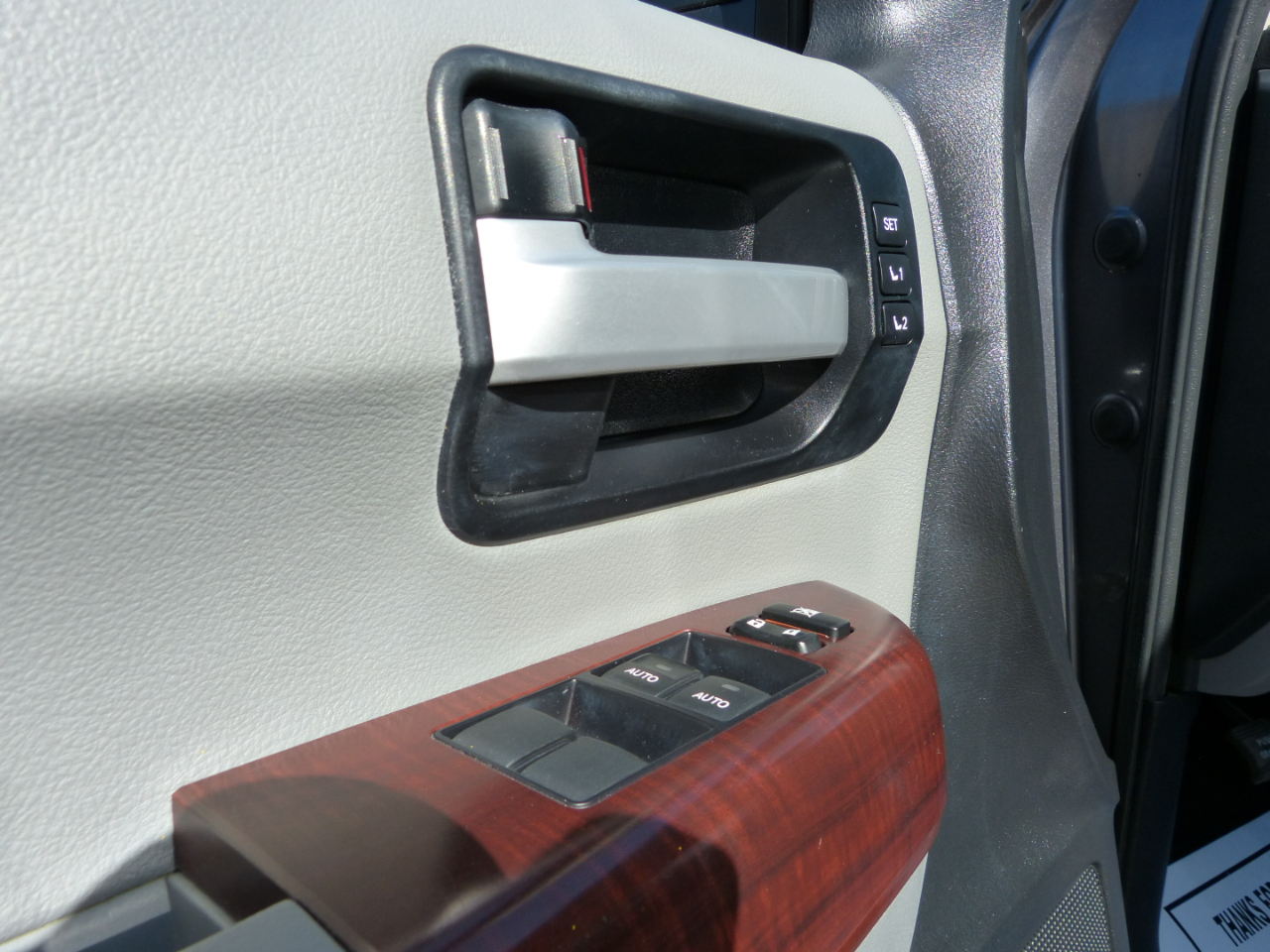 Toyota Sequoia Plantium 2WD 2012