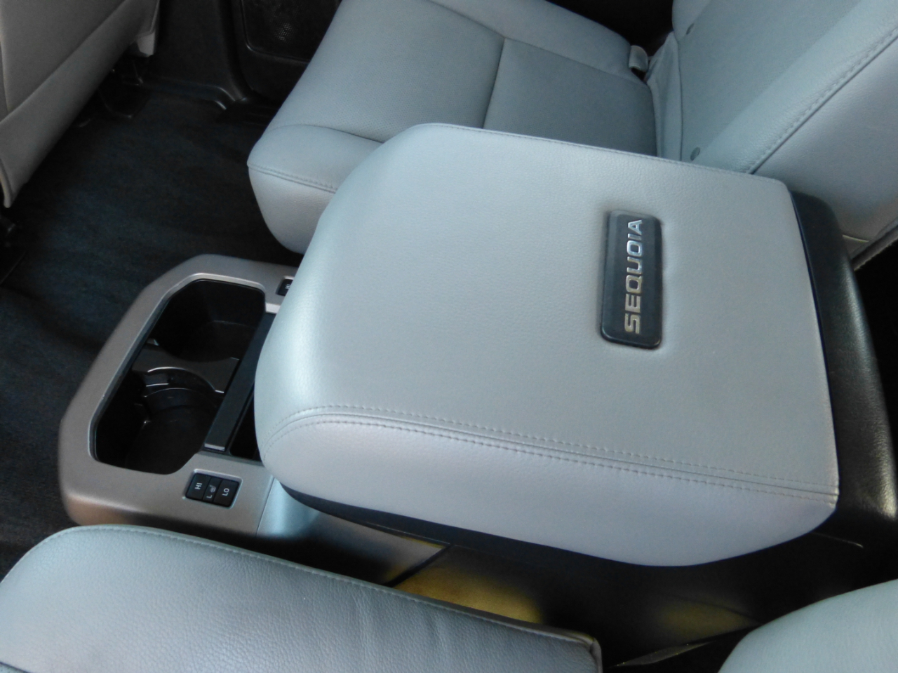 Toyota Sequoia Plantium 2WD 2012